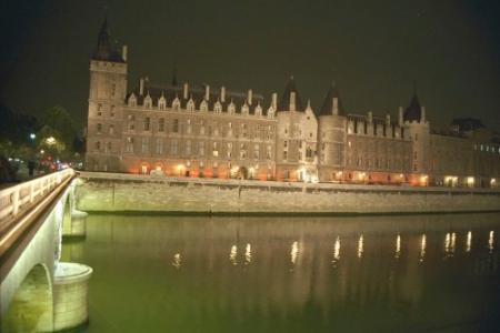 Sous le palais de Justice...