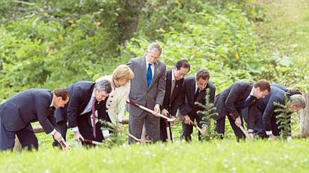 Les huit dirigeants au Japon...jardinage !